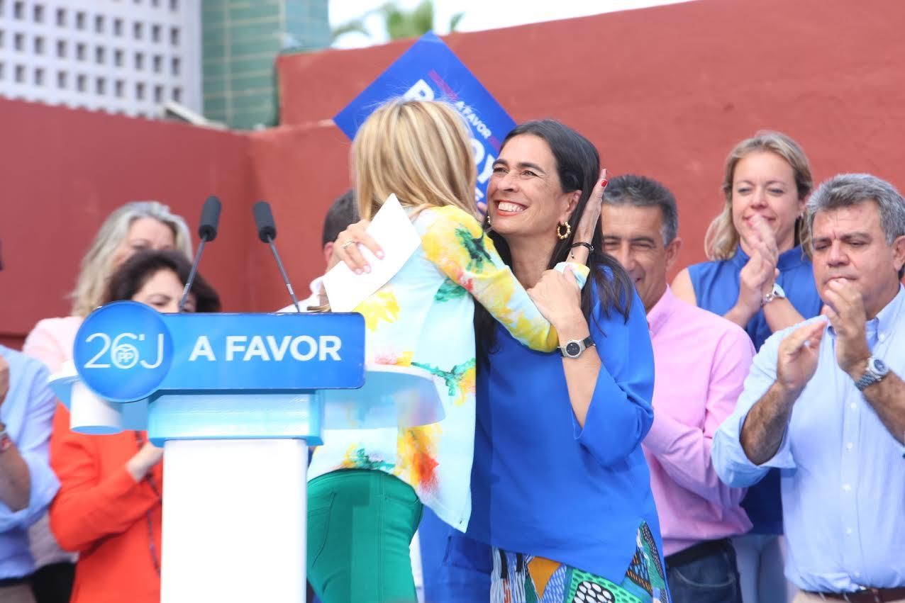 María del Carmen Hernández Bento abraza a María Australia Navarro. (ALEJANDRO RAMOS)