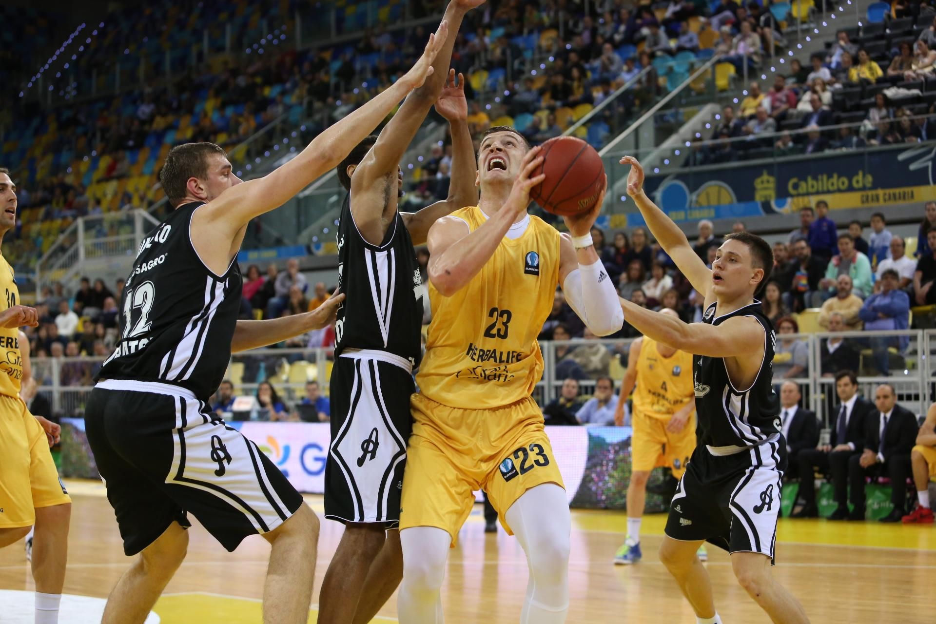 El pívot esloveno, Alen Omic, intenta entrar a canasta ante la defensa de los jugadores del Avtodor Saratov en el Gran Canaria Arena. (Alejandro Ramos).