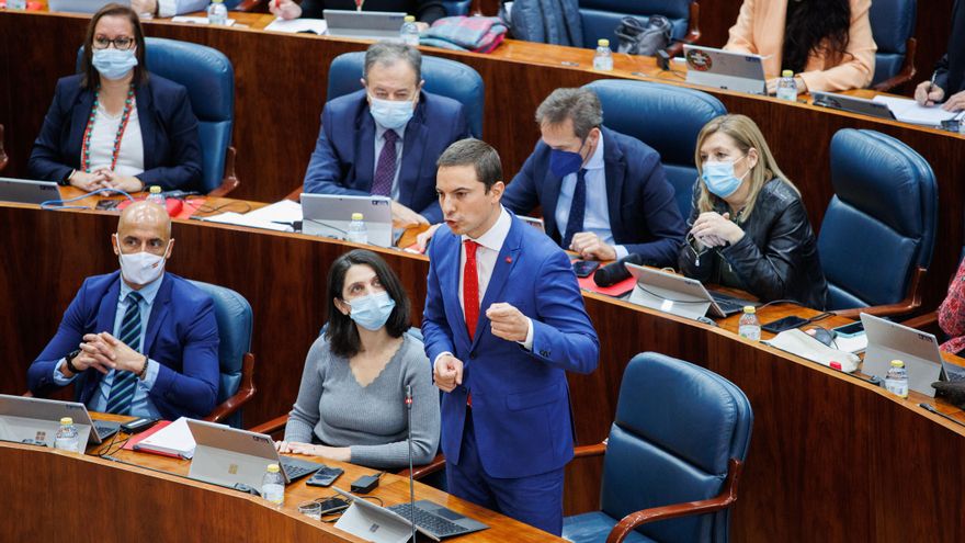 El portavoz del Grupo Parlamentario del PSOE, Juan Lobato, interviene en una sesión plenaria, en la Asamblea de Madrid, a 17 de febrero de 2022, en Madrid (España). El pleno tiene lugar un día después de que se conociese un supuesto espionaje al hermano de la presidenta de la Comunidad de Madrid desde una empresa municipal, un hecho que reaviva la guerra interna entre el equipo de la dirigente y la leer más dirección nacional del PP. Durante la sesión de hoy, se debatirá la tramitación del Proyecto de Ley para la creación de la Universidad de Diseño, Innovación y Tecnología (UDIT). En otro orden de cosas, también se tomarán en consideración las enmiendas a la totalidad del Grupo Parlamentario Socialista y Más Madrid a la modificación de la Ley Orgánica del Poder Judicial, y de la Ley de Demarcación y Planta Judicial.