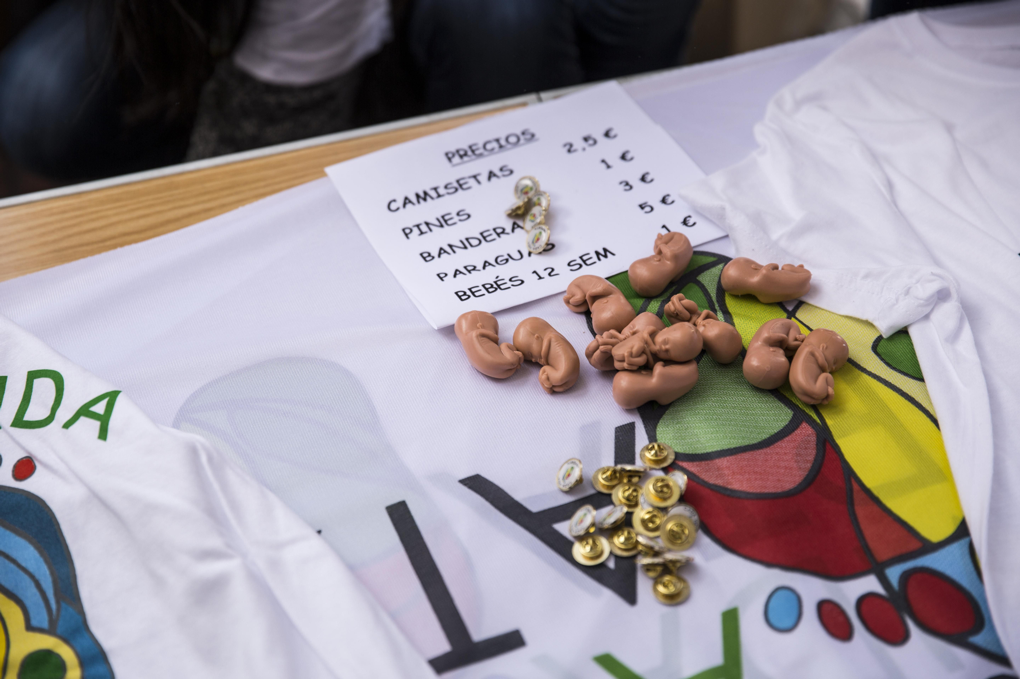 En las mesas de ventas de camisetas, también podrían comprarse por un euro muñecos diminutos que simulan el tamaño de un feto de 12 semanas. \ Juan Ramón Robles