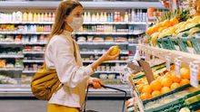 Una mujer compra fruta en un supermercado.