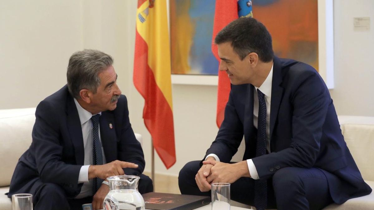 Revilla y Sánchez durante una reunión en Moncloa. | Archivo.