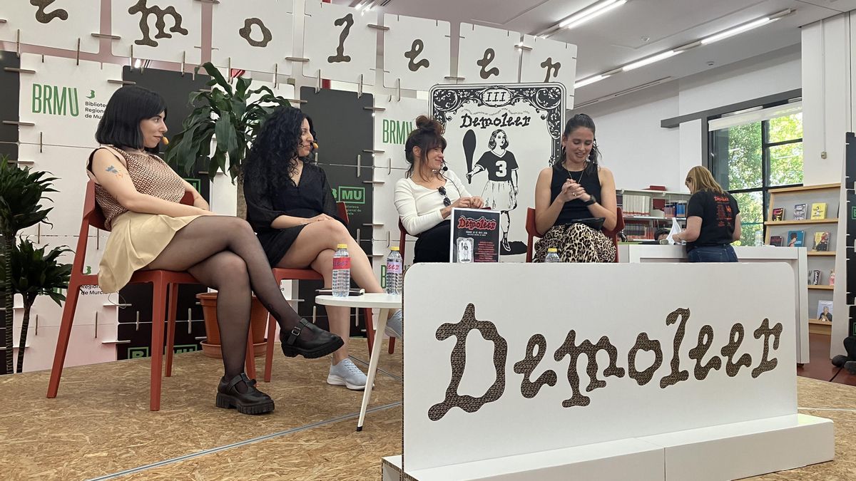 Sara Barquinero, Mónica Ojeda y María Bastarós durante la última mesa de la jornada. Al fondo, la presentadora María Ponce