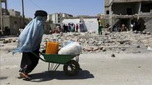 Arabia Saudí financia la ayuda humanitaria para paliar la destrucción que ella misma provoca en Yemen