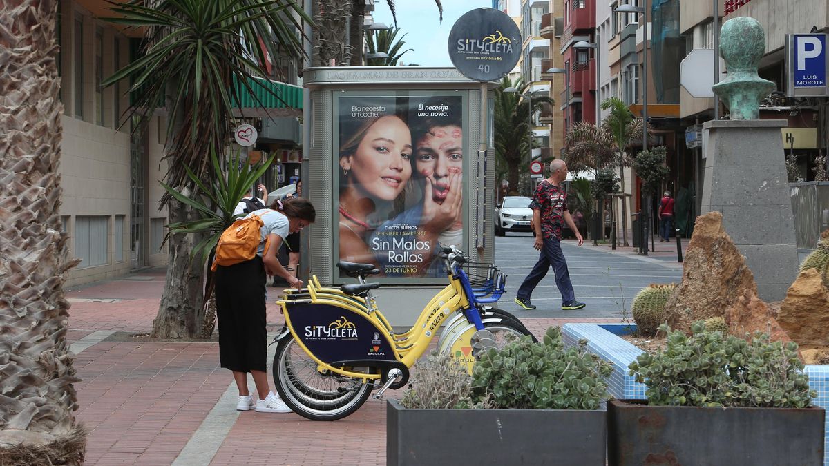 Una persona hace uso de la Sitycleta en Las Palmas de Gran Canaria