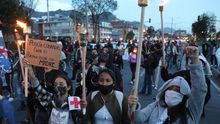 Personas sostienen antorchas este martes durante una manifestación en Bogotá (Colombia). Cientos de personas hicieron este martes una marcha y un plantón a los que asistieron estudiantes, transportadores y gente del común que reunió motivos para protestar, como la falta de ayudas del Gobierno del presidente Iván Duque durante la pandemia COVID-19, el asesinato sistemático de líderes sociales y la violación de una niña indígena embera por parte de siete soldados colombianos.