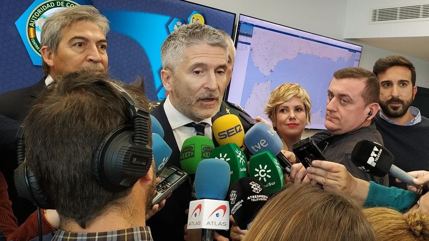 Marlaska recuerda a Colau que es "peligroso" colocar placas que identifican a la Policía democrática con el franquismo