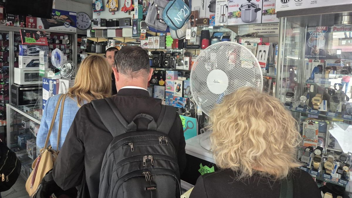 Cola en una tienda electrónica del centro de Murcia para comprar radios y linternas a pilas el lunes 28 de abril tras el apagón eléctrico