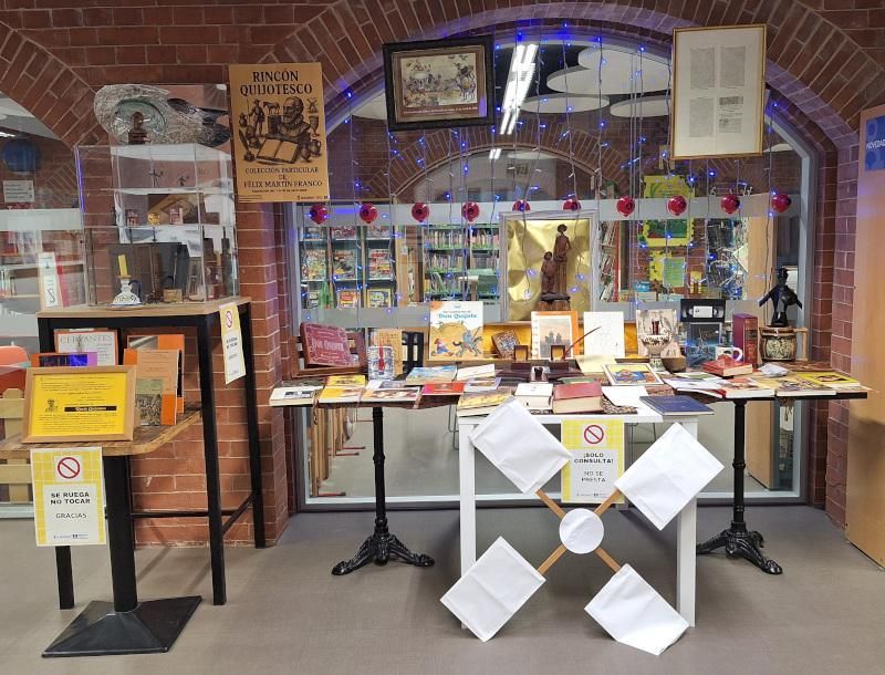 La Biblioteca José Saramago dedica un espacio especial a Don Quijote con una exposición que reúne libros y piezas vinculadas a la obra cervantina