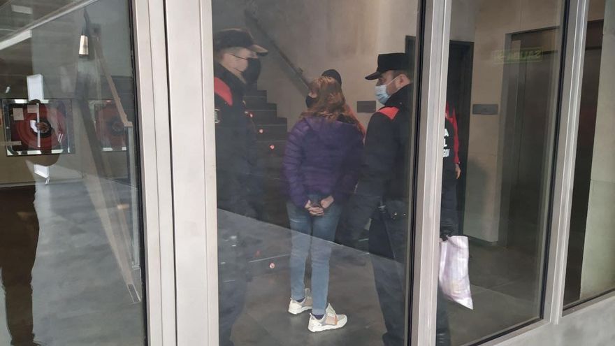 La Policía Foral detiene a una manifestante tras la concentración frente al Parlamento en la que varias mujeres se han encadenado al edificio