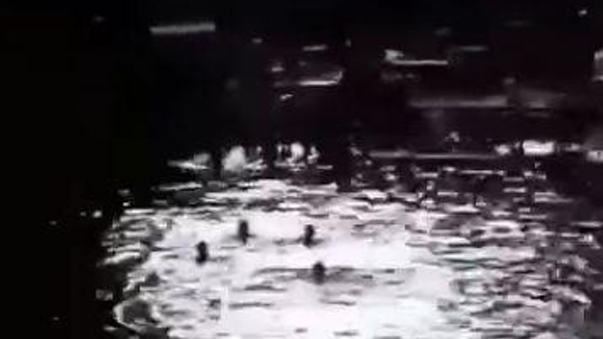 VÍDEO | Turistas se dan un baño en Los Jameos del Agua saltándose la norma y poniendo en riesgo al cangrejo jameito