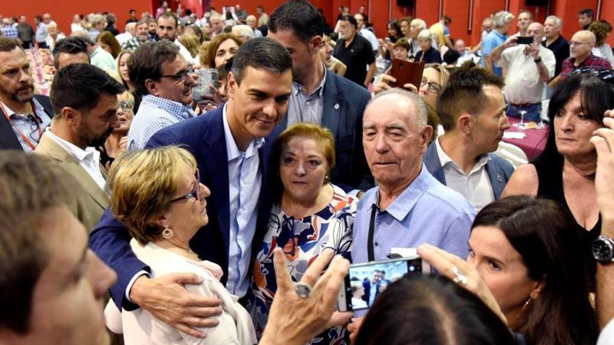 El secretario general del PSOE y presidente del Gobierno en funciones, Pedro Sánchez (c-i), en una comida mitin celebrada en Huesca ante los principales responsables del partido.