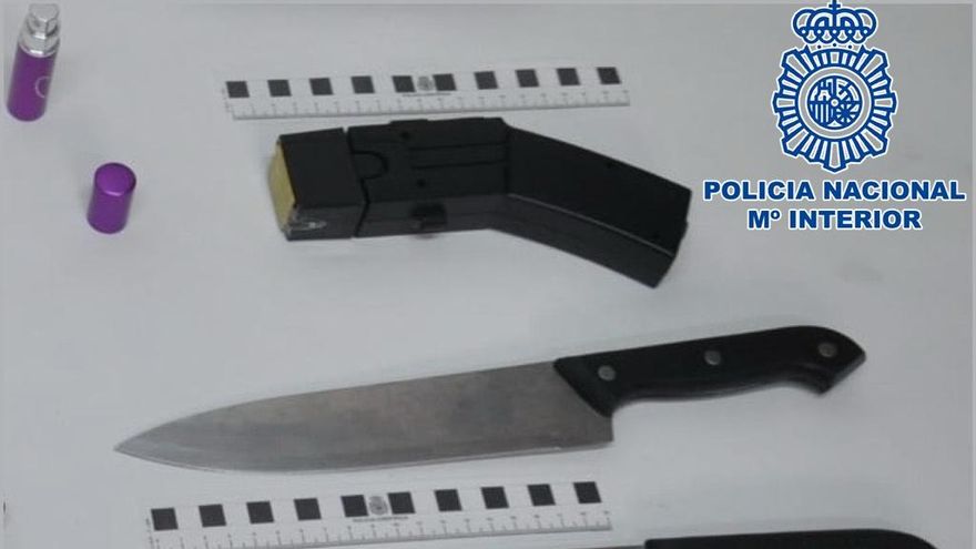 Dos hombres amenazan a su vecino con cuchillos y una pistola taser a plena luz del día en Tenerife
