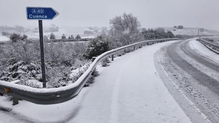 Problemas de circulación en la A-40 en Cuenca, con embolsamiento de vehículos pesados