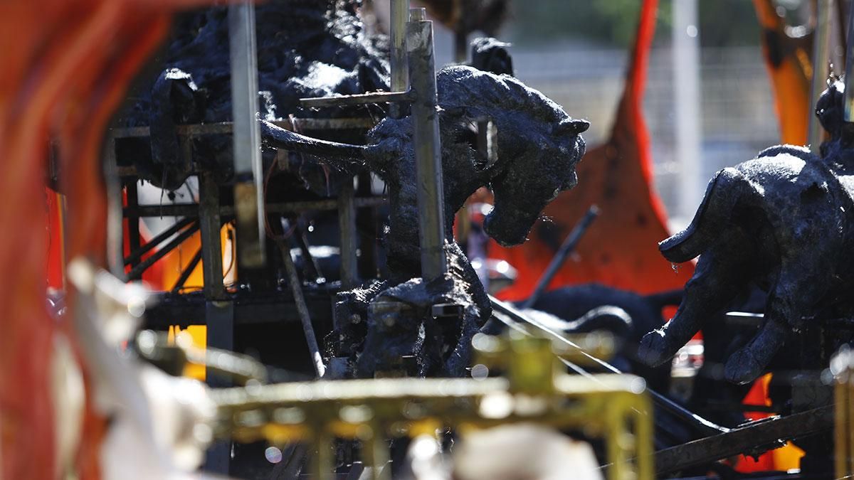 El incendio de la atracción infantil de la plaza Matías Prats, en imágenes