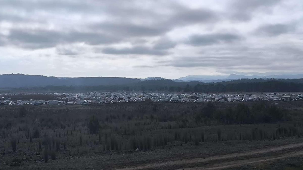 Más de 10.000 vehículos en una rave en la provincia de Albacete junto a un embalse: "El ambiente es bueno"