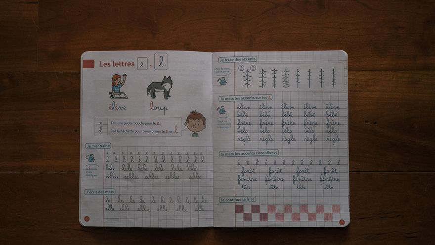 Libro de caligrafía de Sarah Mac Gillivray Corpi (7), alumna de segundo de primaria del Liceo Franco-Mexicano, con ejercicios para prácticar la letra "l" y los acentos realizados en casa durante la pandemia, el miércoles 1 de Julio del 2020.