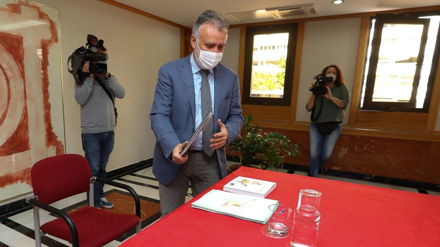 El presidente del Gobierno de Canarias, Angel Víctor Torres (i), durante la reunión del Consejo de Gobierno. EFE/ Elvira Urquijo A.