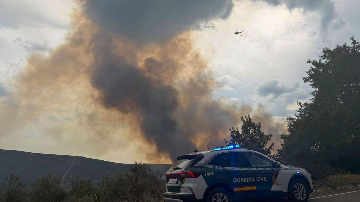 La Junta de Castilla y León da por estabilizado el incendio de Hermisende, en Zamora, tras tres días de trabajos