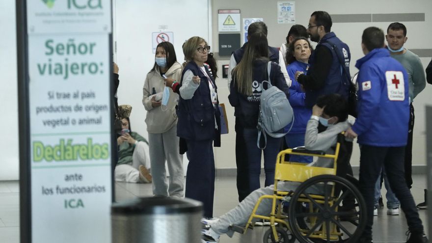 Petro divulga fotos de deportados colombianos sin esposas en avión que los trae de regreso