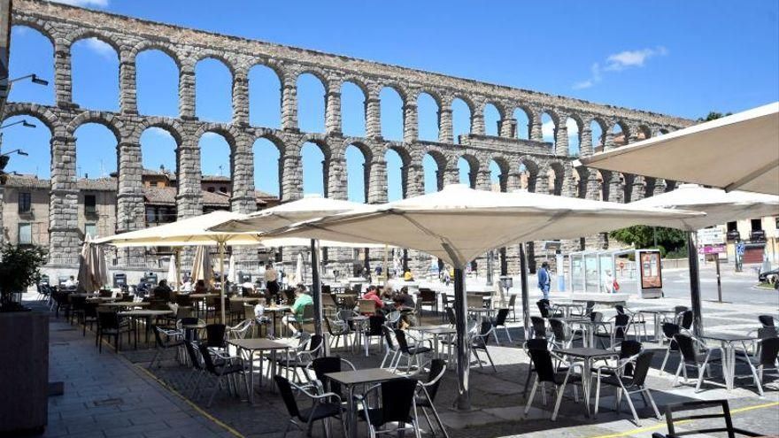Vista de un restaurante de Segovia ha desplegado este lunes sus mesas para servir comidas, junto al acueducto.