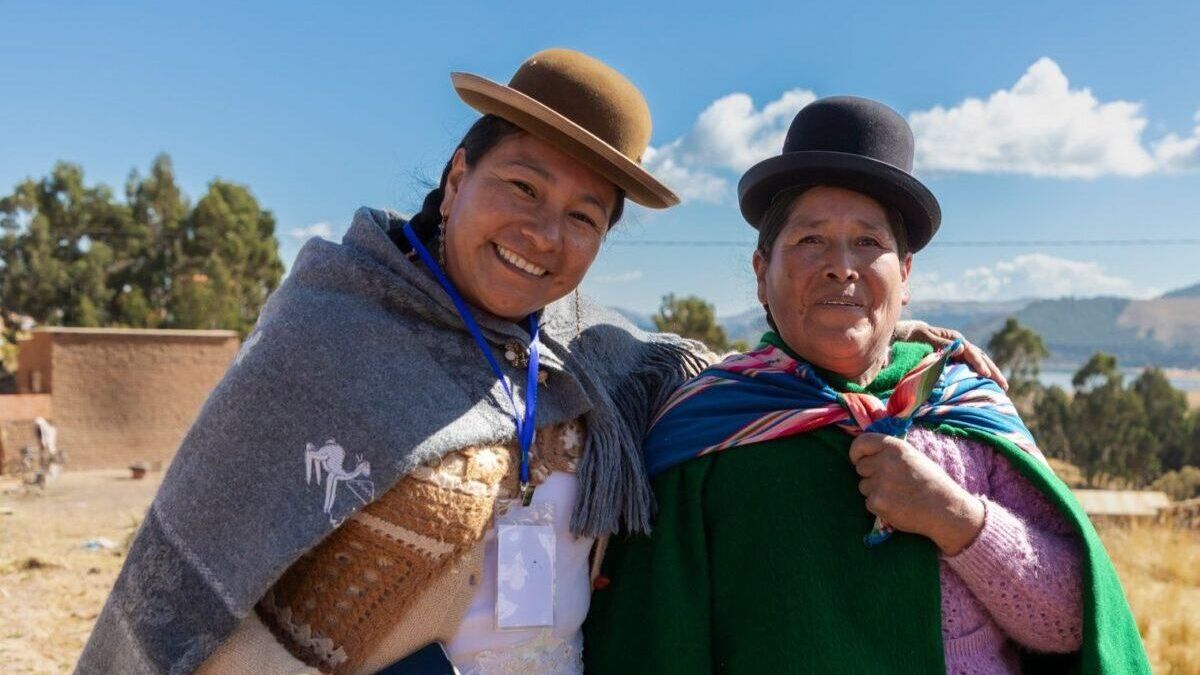 Soraya Poma (izquierda) es la presidenta de Red de Mujeres Lideresas Unidas en Defensa del Agua y el Lago Titicaca.