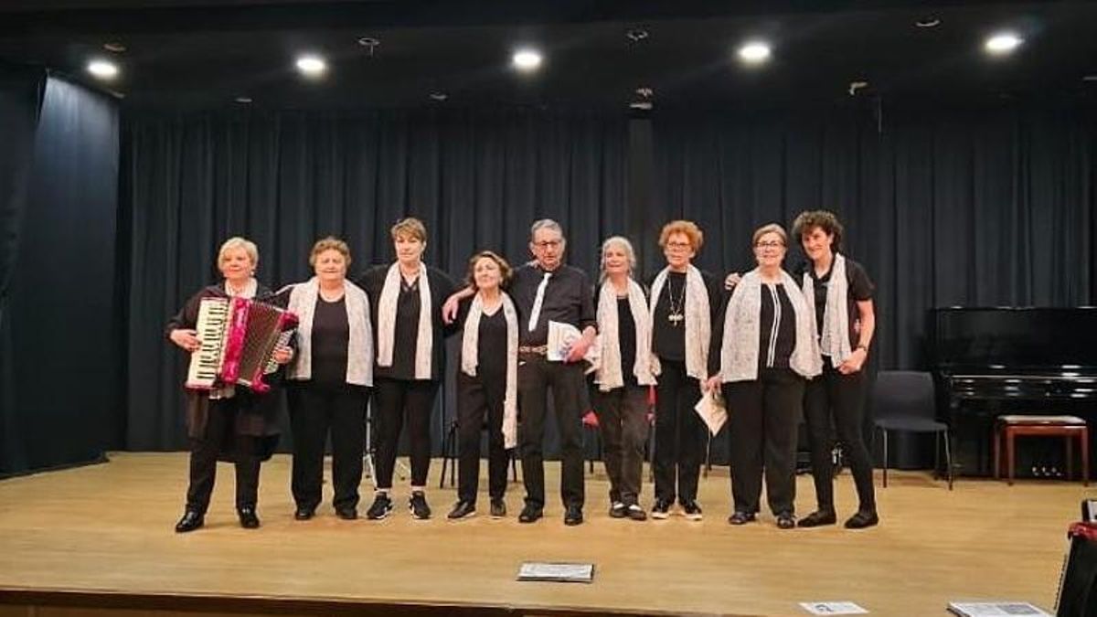 Manuel Rodríguez (en el centro), en el último concierto de fin de curso de la Escuela de Música de Villablino.