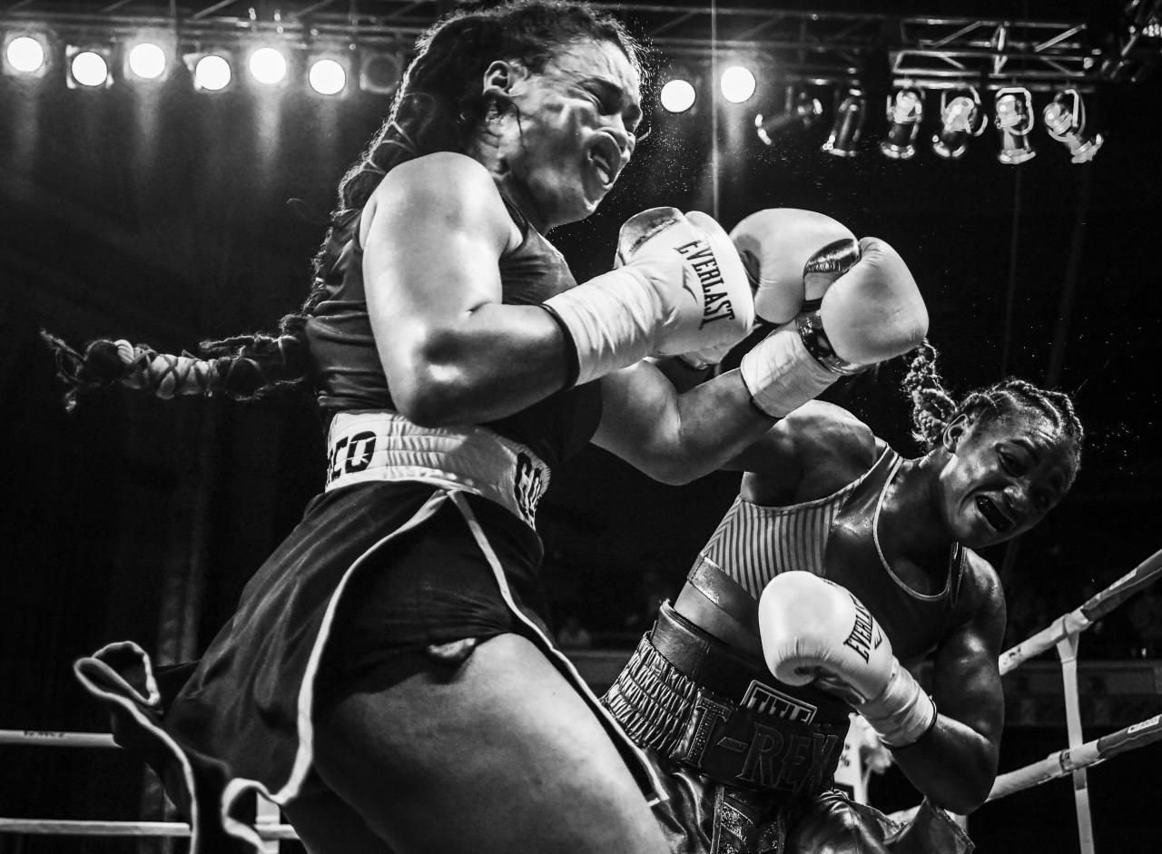 © Terrell Groggins. 'Shields Strikes Back', ganadora del tercer premio en la categoría 'Deportes'. La campeona olímpica Claressa Shields (derecha) se enfrenta contra Hanna Gabriels en un combate de boxeo en el Templo Masónico en Detroit, Michigan (EEUU)