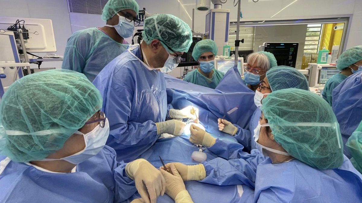 El equipo de cirugía de Sant Joan de Déu, durante la operación