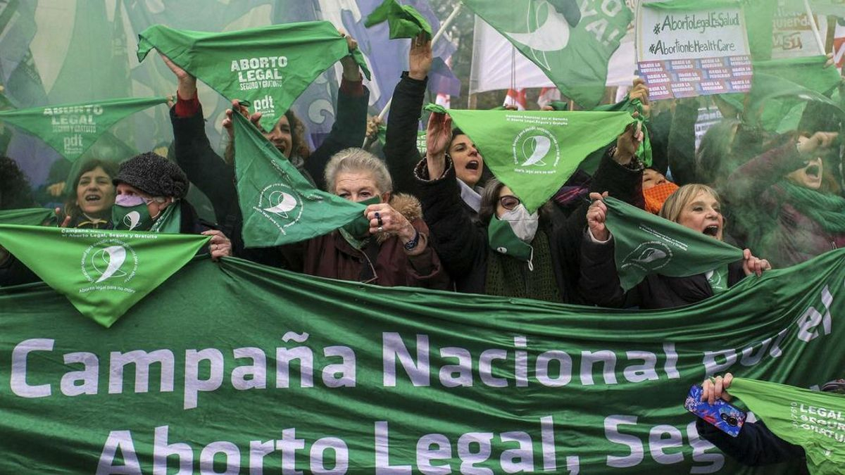 La Ley 27.610, que permite el aborto voluntario hasta la semana 14 de gestación, entró en vigencia en la Argentina a comienzos de 2021.