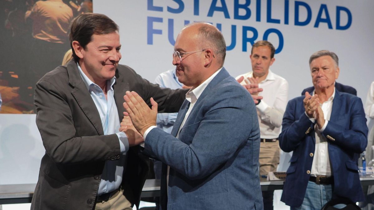 El secretario general del PP, Miguel Tellado y el presidente del Partido Popular de Castilla y León, Alfonso Fernández Mañueco (i) clausuran en Valladolid el Comité Ejecutivo de la Junta Directiva Autonómica del PPCyL.