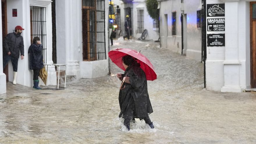 Una vecina de Grazalema (Cádiz) camina por una calle inundada debido a las intensas lluvias. EFE/Román Ríos.