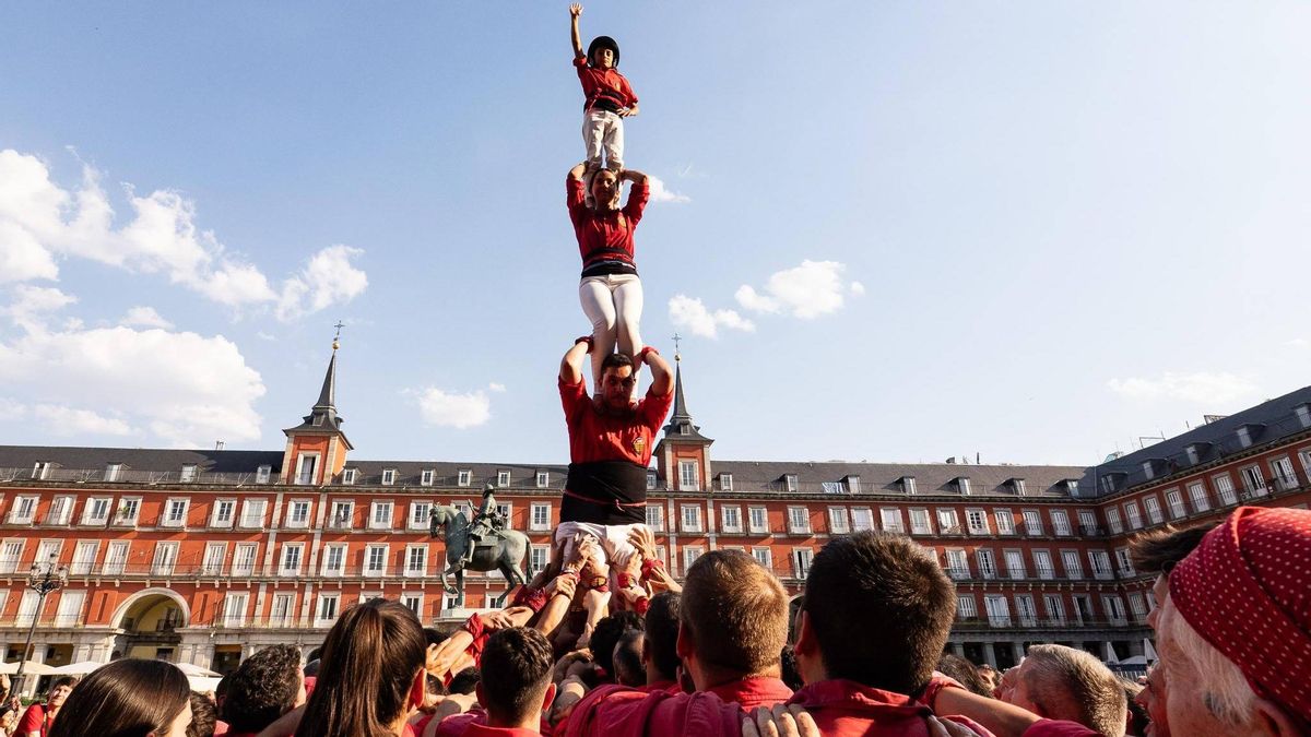 La cultura catalana se abre paso en Vallecas con 'castellers' y una calçotada: "Queremos que la Colla sea madrileña"