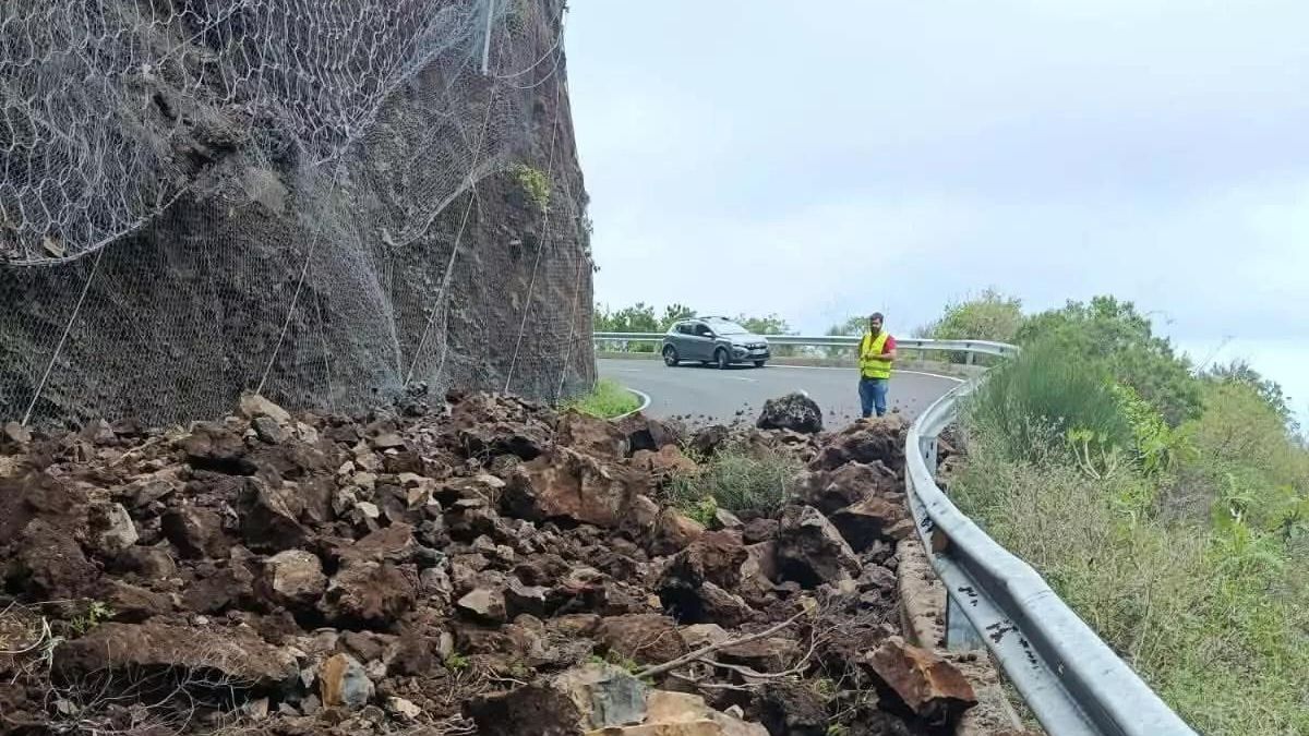 Cerrada la carretera del norte por trabajos de saneamiento en un talud   tras el desplome en el tramo del barranco de Gallegos