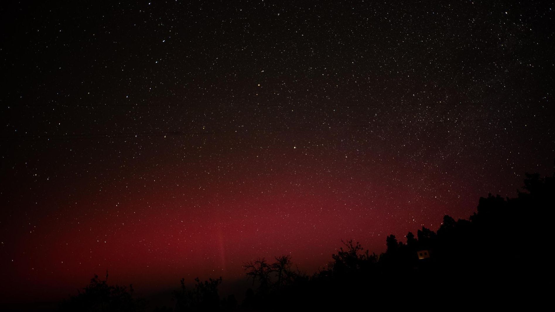 La tormenta solar de este viernes ha dejado insólitas imágenes de Aurora boleares en Canarias a una latitud de 28. EFE/ Miguel Calero