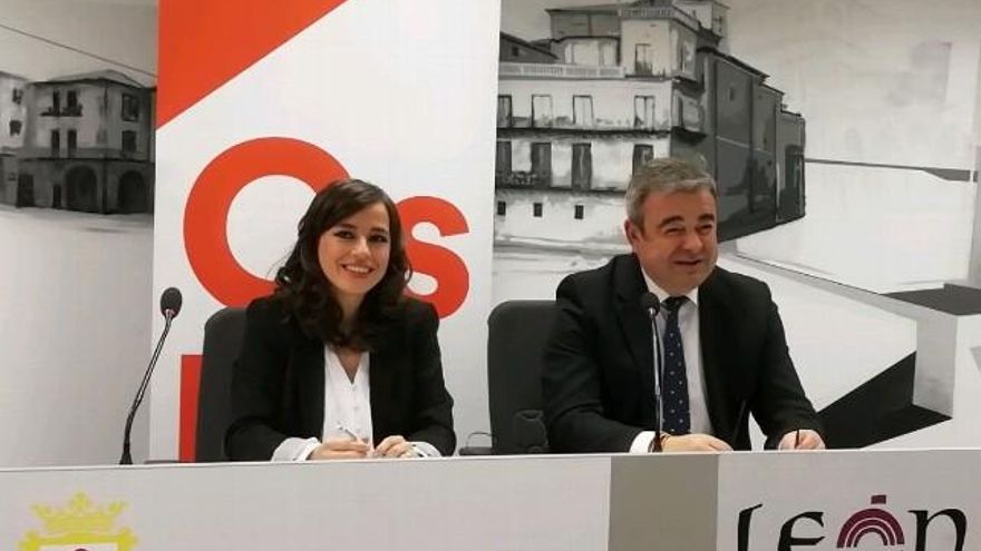 Villarroel y Fernández hoy presentando la iniciativa en el Ayuntamiento de León.