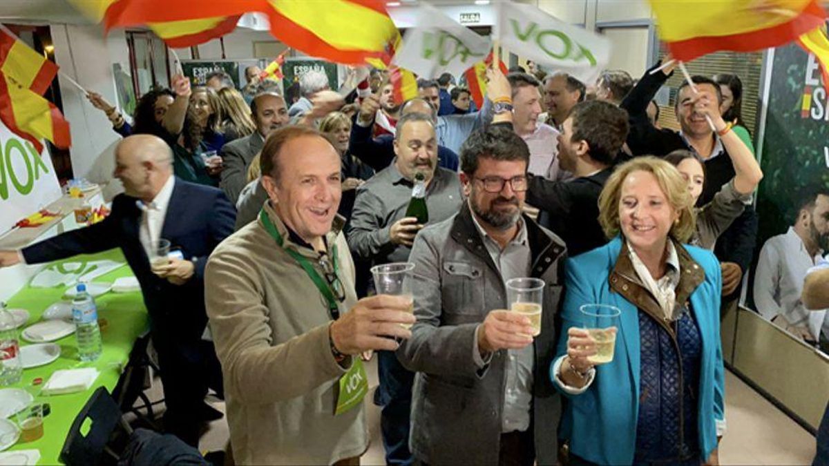 Lourdes Méndez, Joaquín Robles y Luis Gestoso, entonces diputados de Vox por la Región de Murcia. 