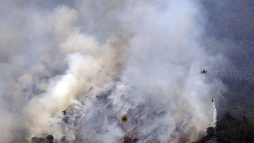 Los Bomberos dan el incendio de Paüls (Tarragona) por controlado al 90 %, pendientes de dos humaredas