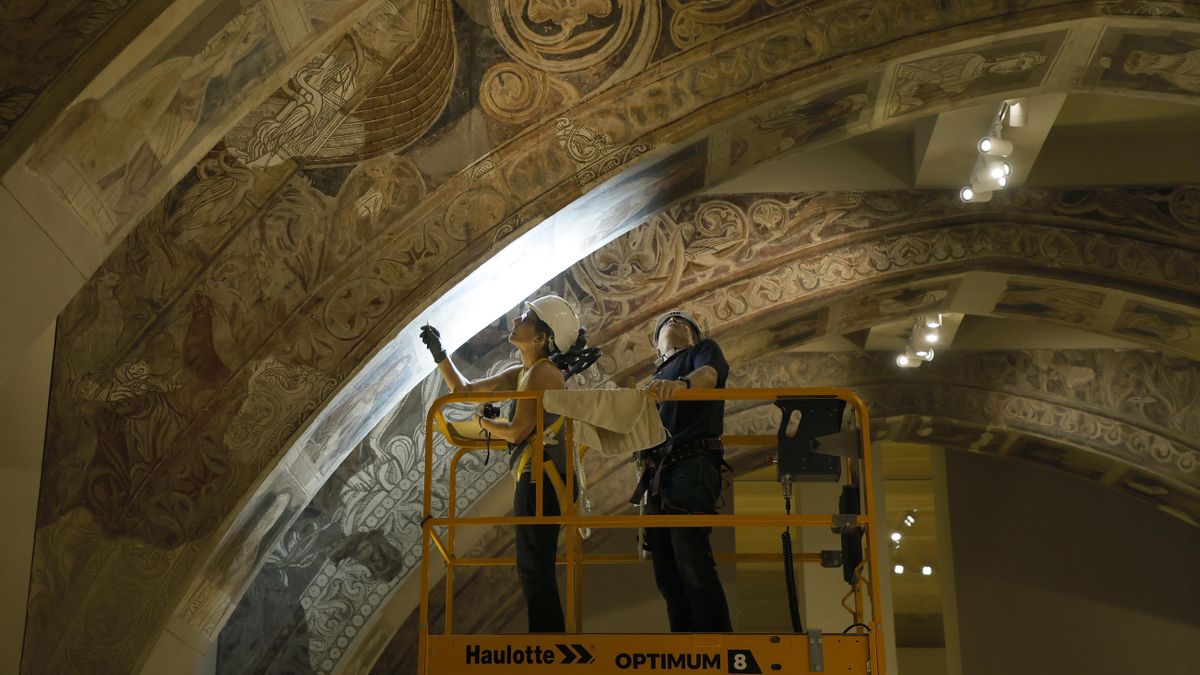 Dos técnicos analizan las pinturas del monasterio de Sijena en el Museo Nacional de Arte de Cataluña (MNAC)