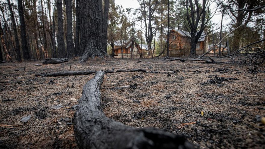 El fuego en El Hoyo sigue, pero las lluvias lograron que no sea tan voraz.