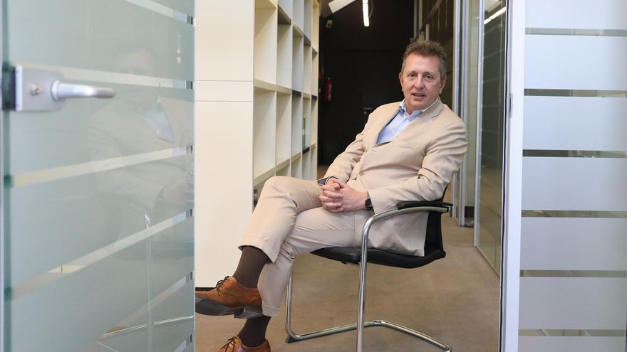 Cremades en su despacho