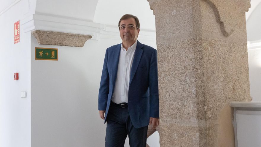 Guillermo Fernández Vara baja las escaleras del despacho de la presidenta de la Asamblea.