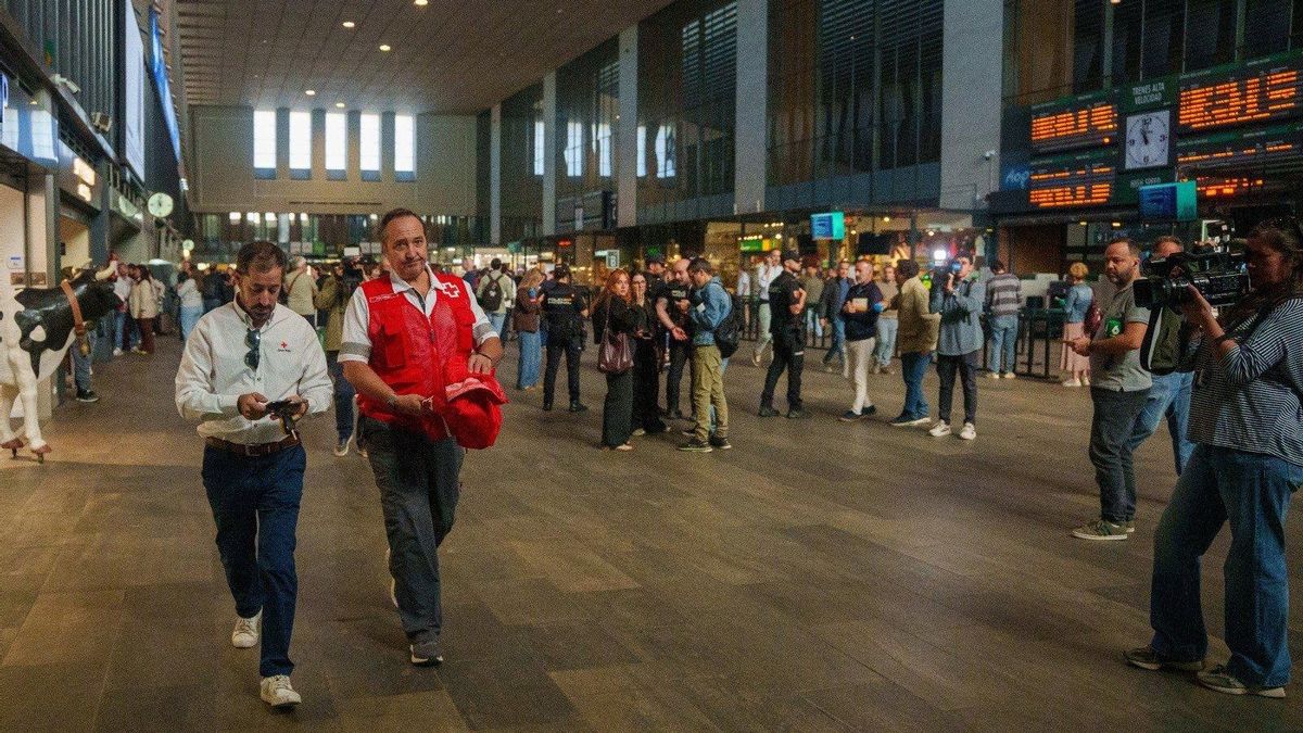 Dispositivo de Cruz Roja habilitado en la estación de Santa Justa, en Sevilla, para atender a los afectados del choque de trenes en Toledo.