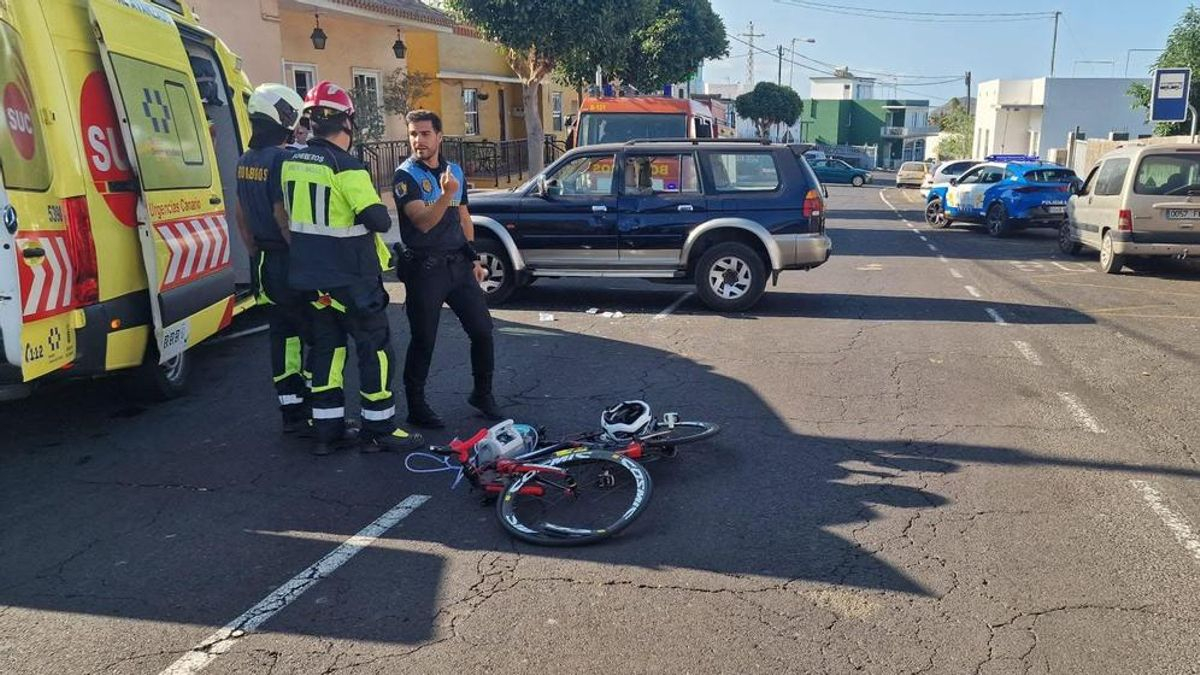 Colisión entre un vehículo y una bicicleta en la carretera Puerto Naos