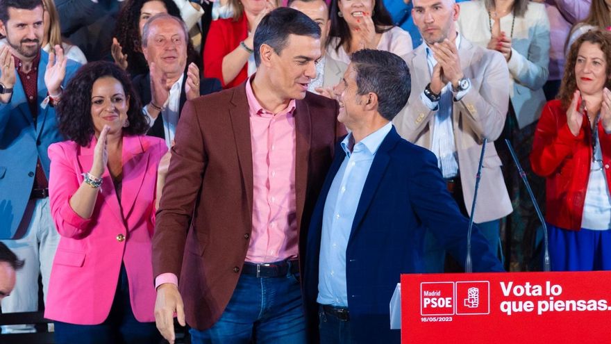 El secretario general y candidato del PSOE a la Alcaldía de Alcalá de Henares, Javier Rodríguez Palacios, junto a Pedro Sánchez en un mitin en Alcalá de Henares