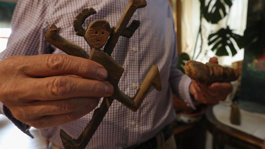 Fotografía del 18 de marzo de 2020 del boliviano Hans Moeller mostrando los tallados en madera del jesuita español Luis Espinal Camps en La Paz (Bolivia).