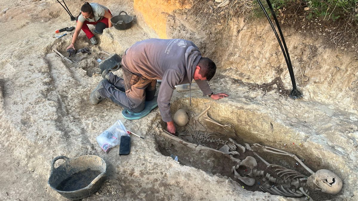 Un arqueólogo trabaja para exhumar los restos de uno de los soldados hallados
