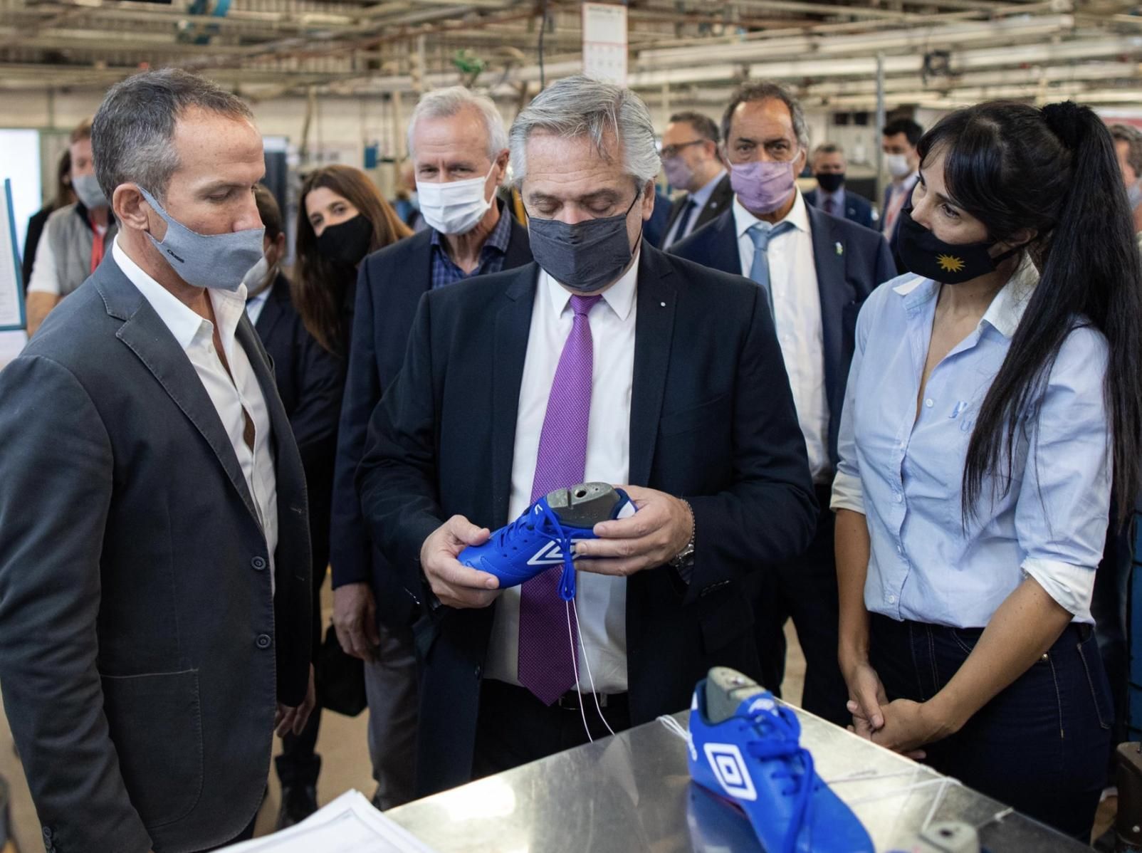 Alberto Fernández en una visita a la fábrica Dass durante la pandemia. Detrás, Daniel Scioli, hoy funcionario de Javier Milei.
