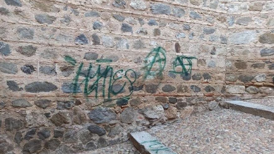 Una de las pintadas en la muralla de la Puerta de Alcántara