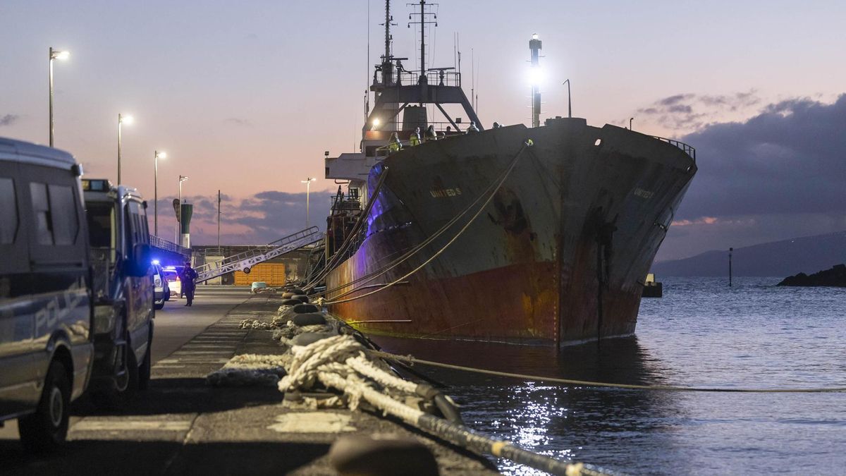 La Armada y la Policía Nacional apresan un buque con unos 7.000 kilos de cocaína a 535 kilómetros de Canarias